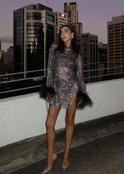 ODESSA | metallic minikleed met transparante manchetten en veren